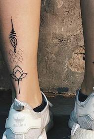 lo stesso modello tatuaggio tatuaggio sulla parte esterna del polpaccio