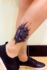 model joshës tatuazhi me lule në viç