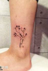 Patrón de tatuaje de tótem de árbol de pierna