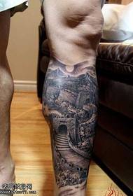 Велики узорак зидне тетоваже доминирајуће ноге
