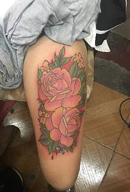 stegno barvni cvetni tatoo vzorec precej privlačen