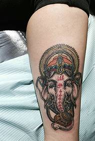 új hagyományos személyiség, mint egy tetoválás a borjún