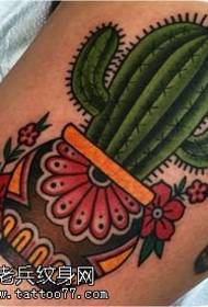 qaabka loo yaqaan 'cactus tattoo tattoo' ee lugta