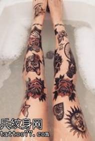 Moda di un paio di disegni di tatuaggi di grandi gambe