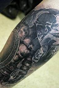 Patrón de tatuaje de casco de guerrero blanco y negro de pierna