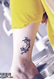 Padrão de tatuagem de lua linda totem pernas