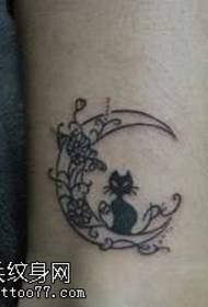 модел луна на краката и котка татуировка