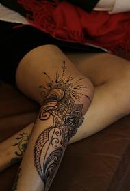 Il disegno del tatuaggio all'henné alla moda delle gambe è molto bello