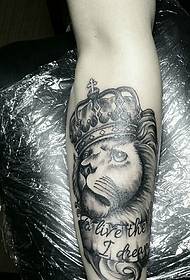 Juodos pilkos liūto kojos tatuiruotės tatuiruotė, nešiojama karūna