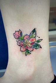 tatuazh shumëngjyrësh lotus në pjesën e jashtme të viçit