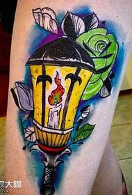 Візерунок татуювання ноги олійною лампою