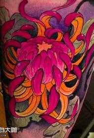 padrão de tatuagem de crisântemo roxo de perna