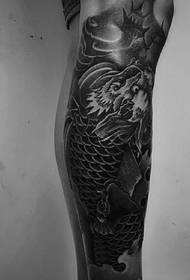 Įpakuokite blauzdos juodo ir balto blogo drakono tatuiruotės paveikslėlį, kuriame pilna žavesio