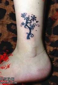 modello del tatuaggio dell'albero della gamba