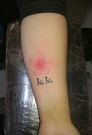 prezývka a malý tetovací vzor třešňového kvetu