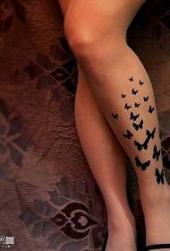 Gambe di un gruppo di piccoli disegni di tatuaggi rondini