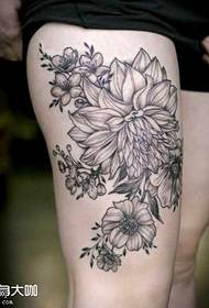 Patrón de tatuaje de flor blanco y negro