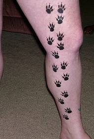 bokstäver på lår och katt fotavtryck mönster tatuering