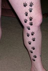 tatuaggio sulla coscia e impronta di gatto