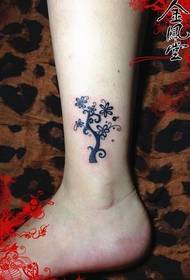picculu tatuatu di l'arbre nantu à u Modellu di vitellu - Jin Fengtang travaglia