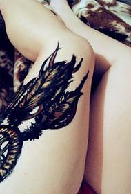 dam ben svarta och vita glamorösa tatuering mönster
