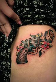 falder i pigens benfarve tatoveringsmønster for vandpistol
