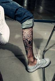 црно-бели узорак тотем тетоваже на телету је веома личност