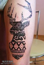 disegno del tatuaggio totem di cervo gamba