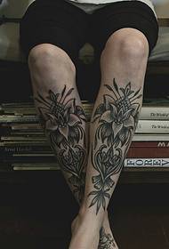 pola tato bunga atmosfer indah di bagian luar kaki