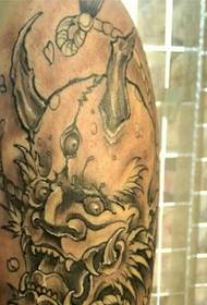 Patrón clásico tradicional de tatuaxe de dragón
