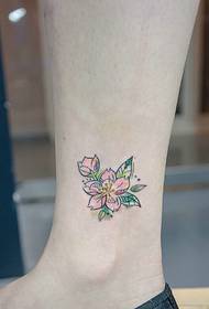 mala svježa i jednostavna tetovaža lotosa za noge