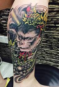 disegno del tatuaggio scimmia chiave con vitello di alto profilo