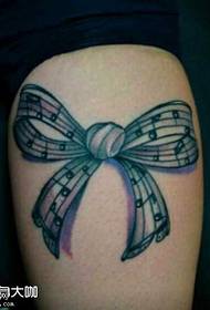 Padrão de tatuagem de nota de borboleta de perna