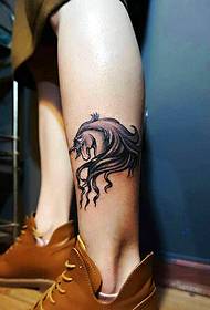 симпатична шема на тетоважа на коњ на теле