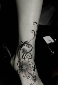 Bukuroshja tatuazh me lule në këmbë të zhveshur joshëse seksi tërheqëse