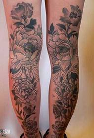 kāju melnbalto ziedu tetovējuma raksts