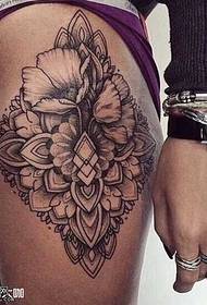 modello di tatuaggio fiore gamba