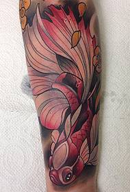 bellissimo tatuaggio rosso pesce rosso e motivo floreale
