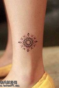 motif de tatouage de fleur de personnalité de jambe