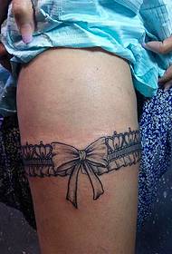 女孩大腿蝴蝶紋身圖案很漂亮