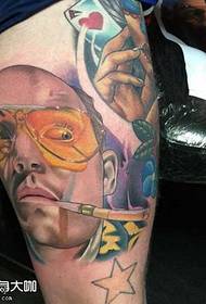 modello di tatuaggio testa vecchia gambe