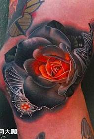 uzorak tetovaže ruža nogu