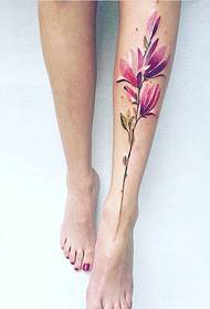 modello di tatuaggio fiore dell'acquerello sulla gamba sinistra