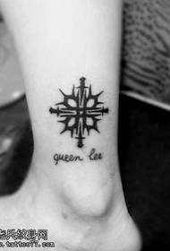 disegno del tatuaggio totem a quattro spade con gambe fresche