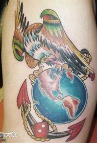 Modello di tatuaggio aquila terra gamba