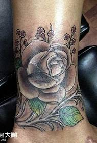 wzór tatuażu róży nogi