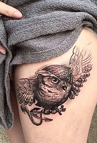 слатка мала сова тетоважа на бедрову девојку