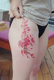 číre biele stehná majú fascinujúce tetovanie kvetín
