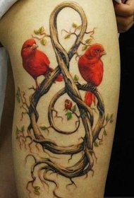 жена нозе моден тренд со тетоважа на птици