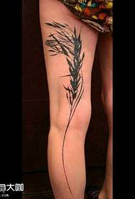 wzór tatuażu czarnej konopi nogi